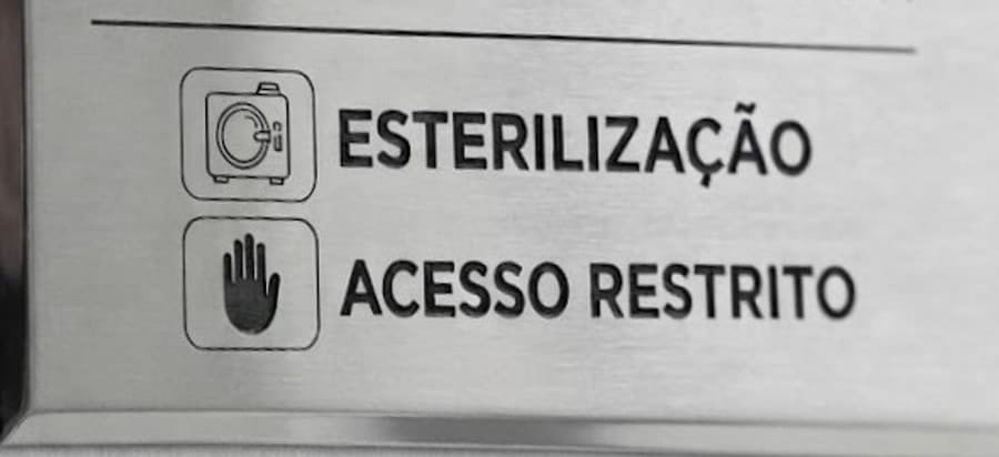 Placa de sinalização de esterilização e acesso restrito da clínica