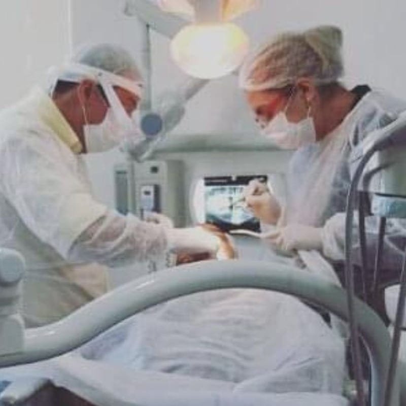 Equipe realizando procedimento cirúrgico na clínica