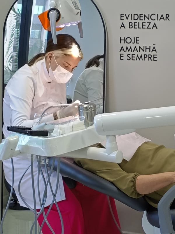 Dra. Fabiana Suíta Coura atendendo um paciente